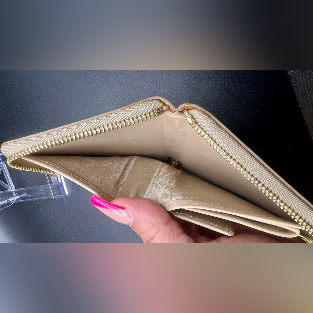 Louis Vuitton Monogram Vernis Compact Zippy wallet in a yellow patent leather - Picture 9 of 9